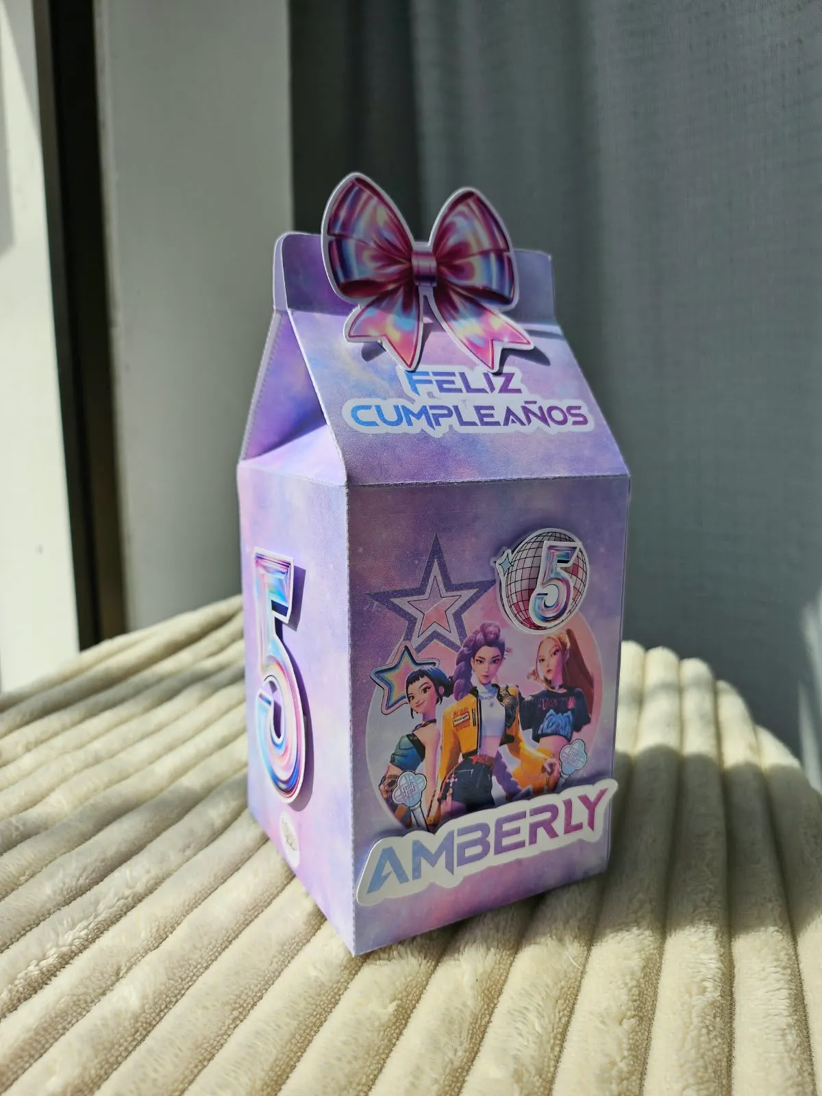 Caja de cumpleaños personalizada de las Guerreras K-pop con moño y nombre