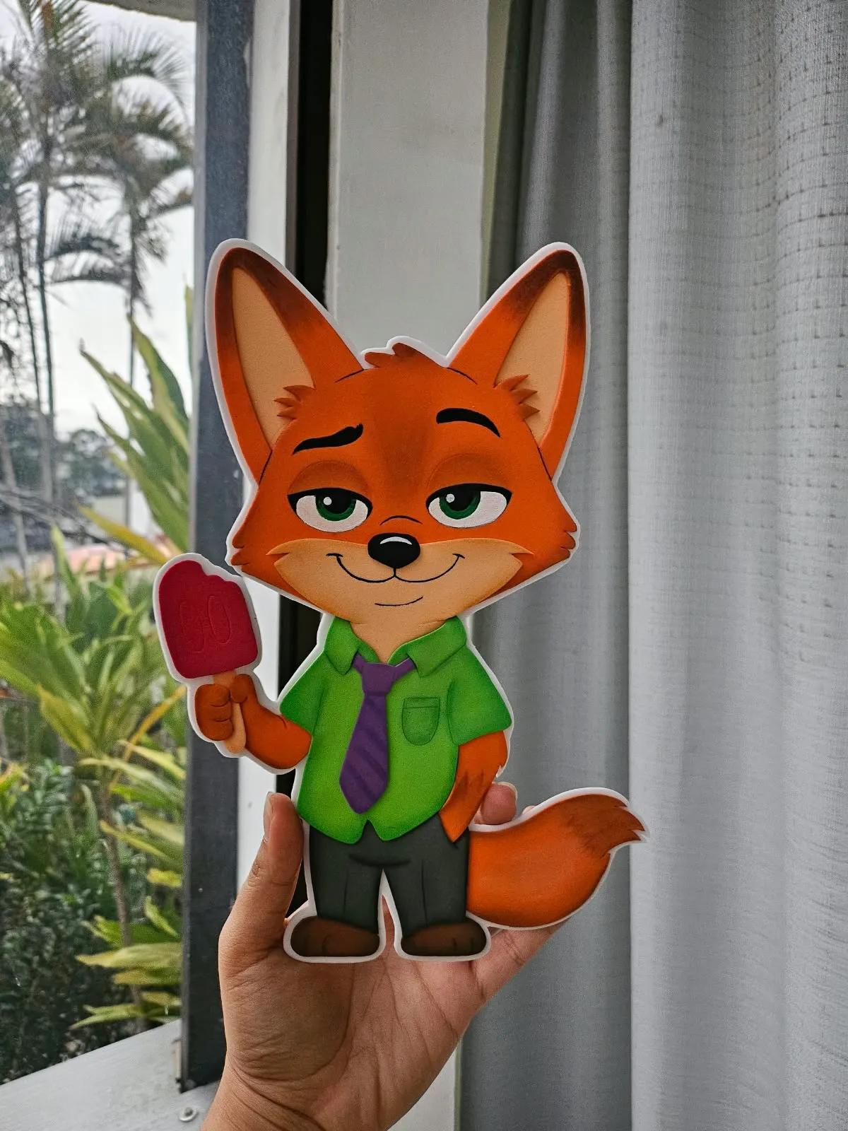 Figura en foamy del zorro de Zootopia sosteniendo una paleta